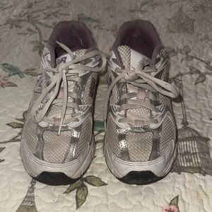 New Balance Women's Athletic Sneakers in Light Gray and Pink